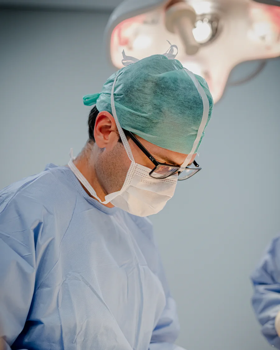 Dr. Adílio Bernardes em centro cirúrgico