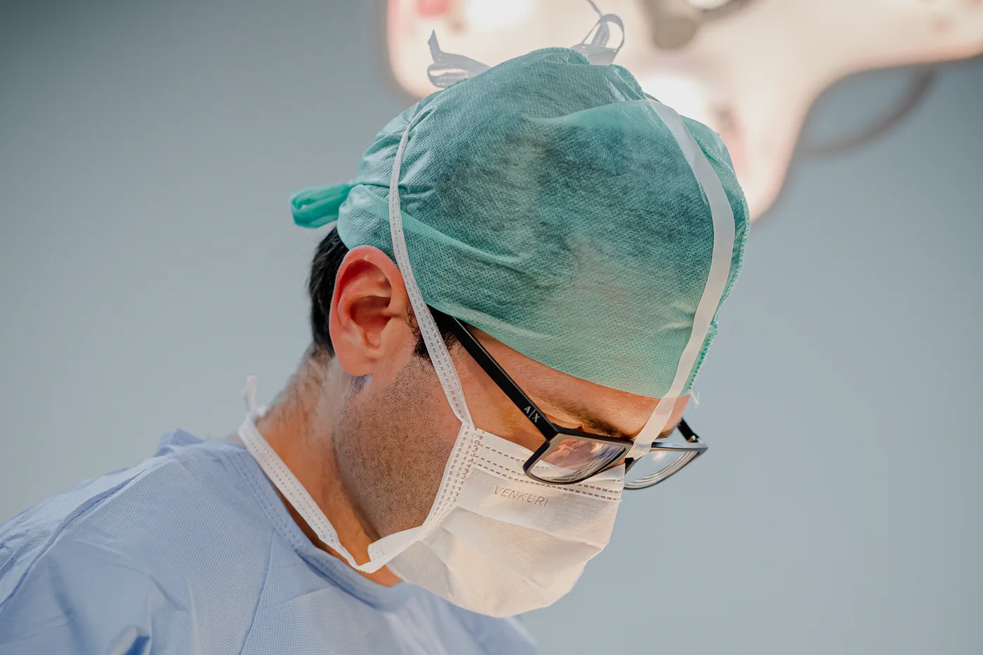 Dr. Adílio Bernardes durante procedimento cirúrgico