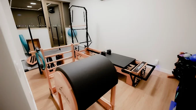 Estúdio de pilates da Clínica JOINT, com reformer, cadillac e ladder barrel